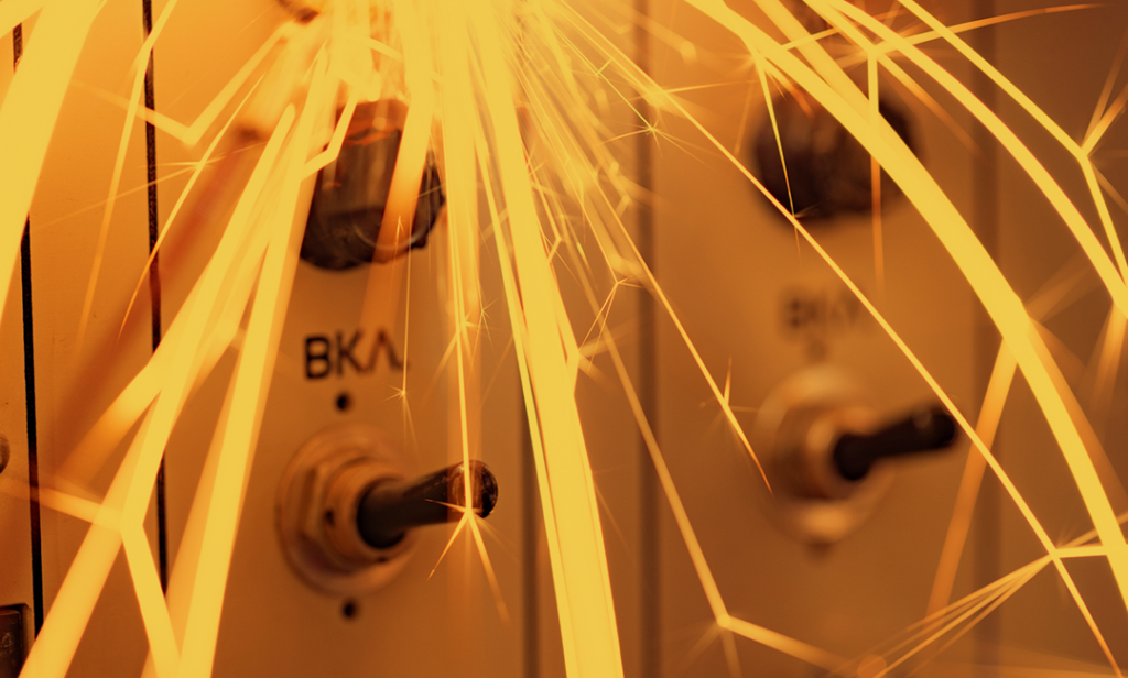 Arco elétrico (Arc Flash) na indústria: o risco invisível em painéis e como reduzir exposição